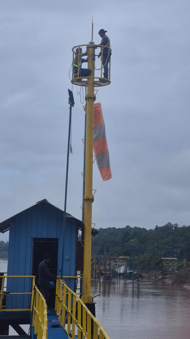 Pemasangan lampu suar & wind cone